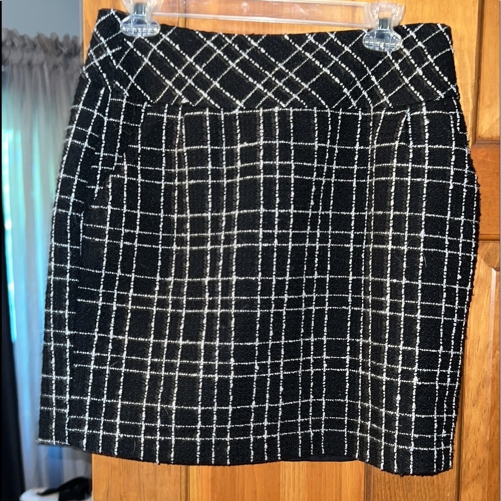 Black and white wool skirt with pockets